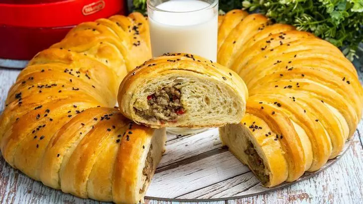 Мясной пирог из сдобного дрожжевого теста в духовке: шаг 9