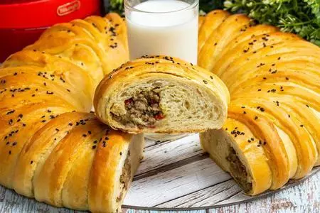 Мясной пирог из сдобного дрожжевого теста в духовке: шаг 9