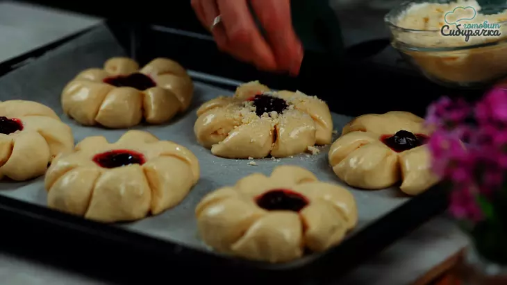 Сдобные булочки с джемом и штрейзельной посыпкой: шаг 7