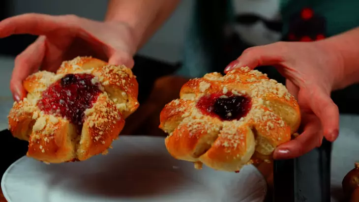 Сдобные булочки с джемом и штрейзельной посыпкой: шаг 8