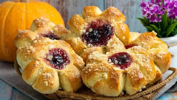 Сдобные булочки с джемом и штрейзельной посыпкой: шаг 9