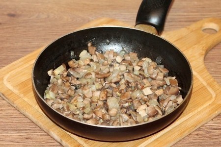 Картофельный рулет с сыром и грибами : шаг 7