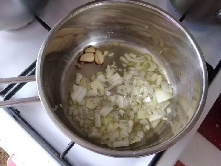 Конкильони фаршированные колбасными изделиями: шаг 2