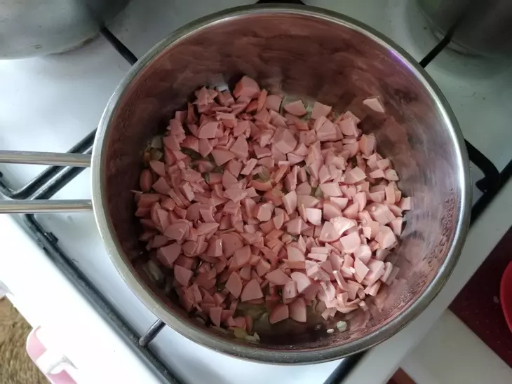 Конкильони фаршированные колбасными изделиями: шаг 3