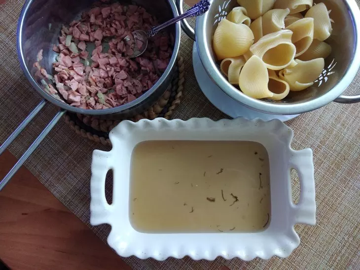Конкильони фаршированные колбасными изделиями: шаг 5