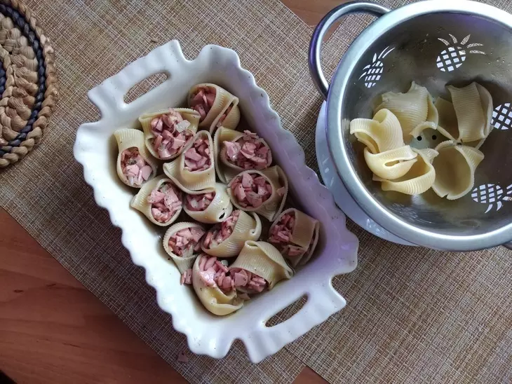 Конкильони фаршированные колбасными изделиями: шаг 6