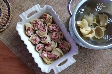 Конкильони фаршированные колбасными изделиями: шаг 6
