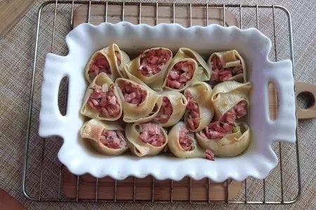 Конкильони фаршированные колбасными изделиями: шаг 8