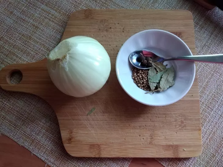 Закусочное сало в луковой шелухе: шаг 2