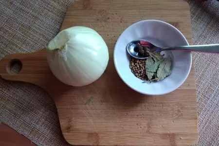 Закусочное сало в луковой шелухе: шаг 2