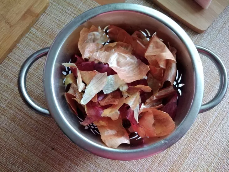 Закусочное сало в луковой шелухе: шаг 3