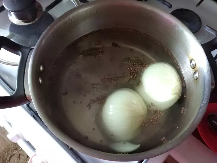 Закусочное сало в луковой шелухе: шаг 4