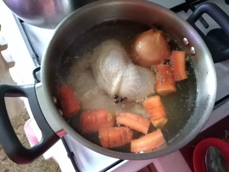 Заливное из мяса курицы на подушке из сливочного хрена: шаг 1