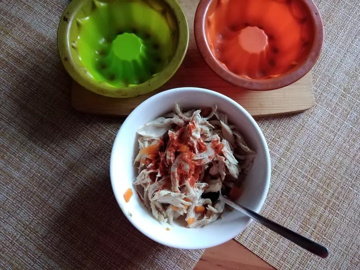 Заливное из мяса курицы на подушке из сливочного хрена: шаг 2