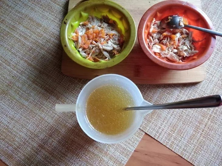 Заливное из мяса курицы на подушке из сливочного хрена: шаг 3