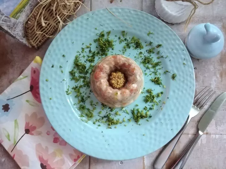 Заливное из мяса курицы на подушке из сливочного хрена: шаг 6
