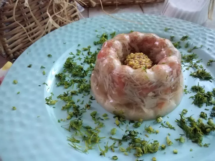 Заливное из мяса курицы на подушке из сливочного хрена: шаг 7