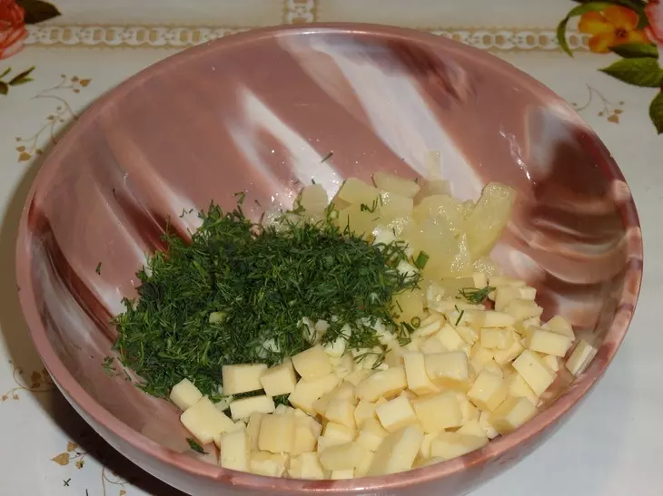 Мясной рулет с ананасом и сыром: шаг 2