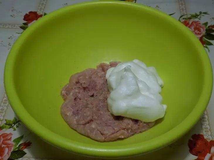Мясной рулет с ананасом и сыром: шаг 5