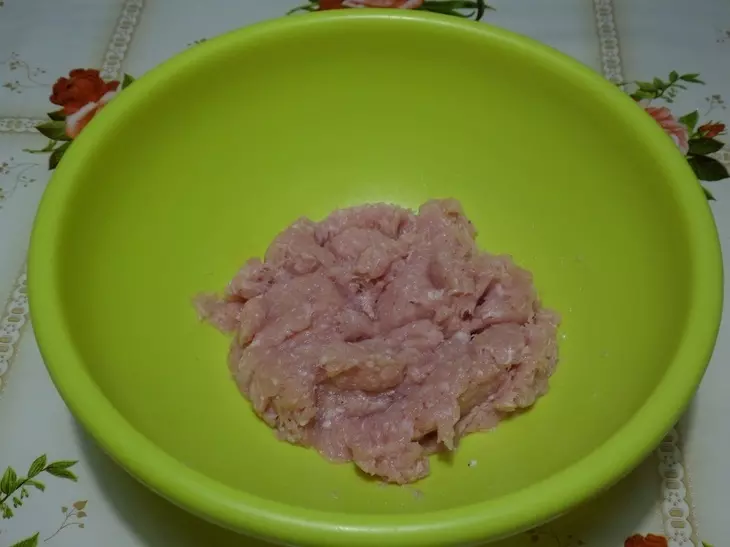 Мясной рулет с ананасом и сыром: шаг 6
