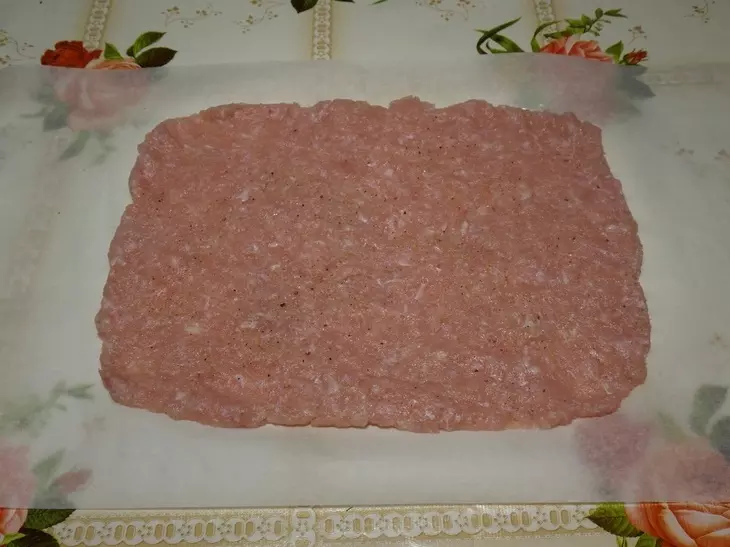 Мясной рулет с ананасом и сыром: шаг 7