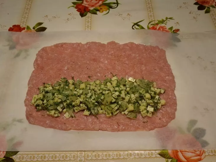 Мясной рулет с ананасом и сыром: шаг 8