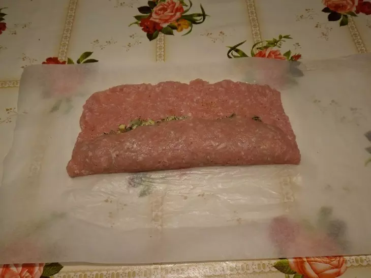 Мясной рулет с ананасом и сыром: шаг 9