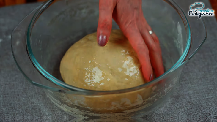 Быстрый пирог из сдобного теста с капустой и яйцом: шаг 3