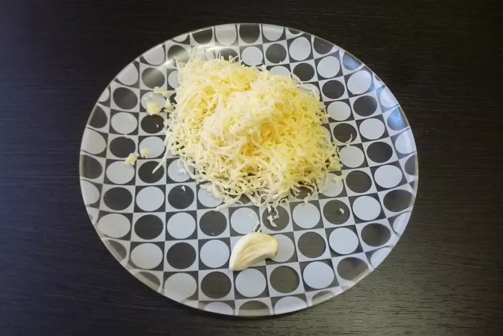 Салат из курицы, ананаса и сыра: шаг 1