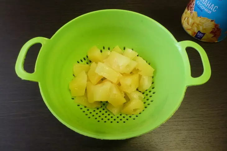 Салат из курицы, ананаса и сыра: шаг 2