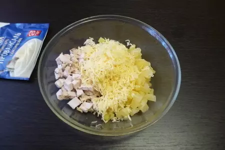 Салат из курицы, ананаса и сыра: шаг 4
