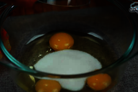 Блины из дрожжевого теста на молоке с яйцами: шаг 1