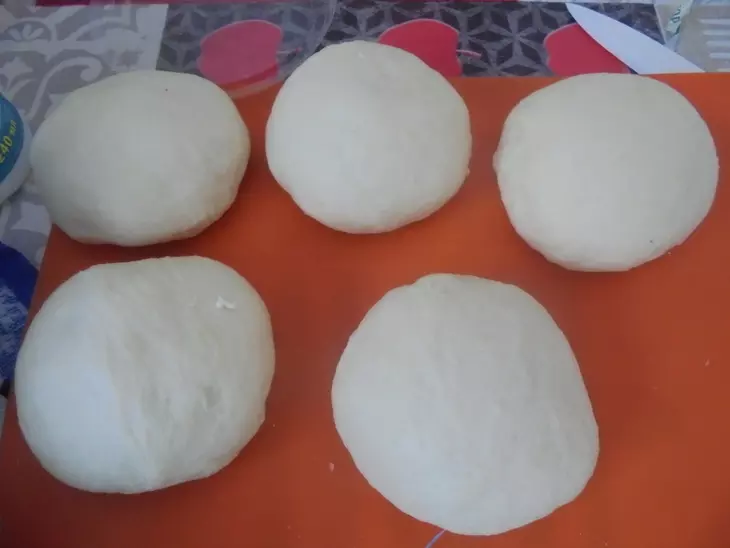 Слоеные булочки с творогом и зеленью: шаг 3