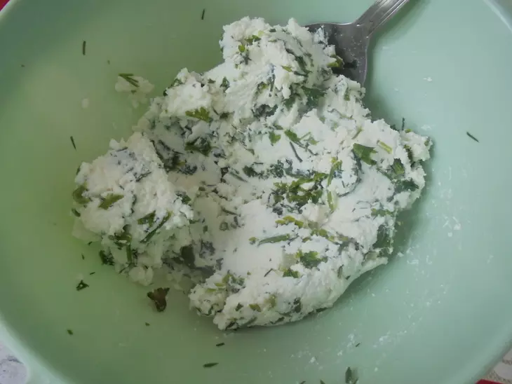 Слоеные булочки с творогом и зеленью: шаг 4