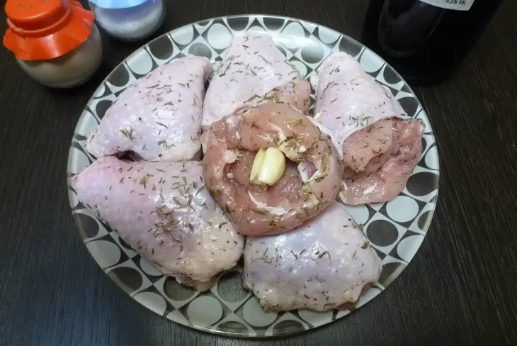 Куриные ножки с чесноком, запеченные с соусом барбекю: шаг 2