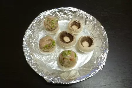 Запечённые шампиньоны с куриным фаршем: шаг 3