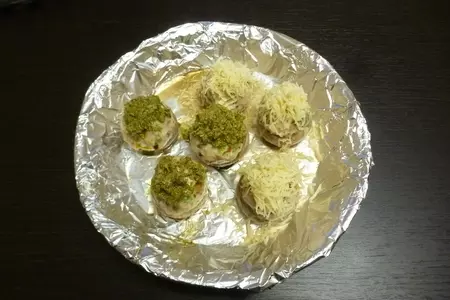 Запечённые шампиньоны с куриным фаршем: шаг 4