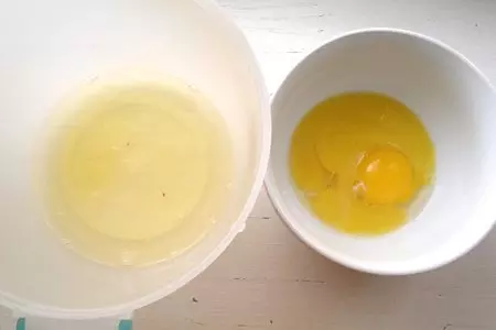 Корзиночки из рисовых блинчиков с творогом и вишней: шаг 4
