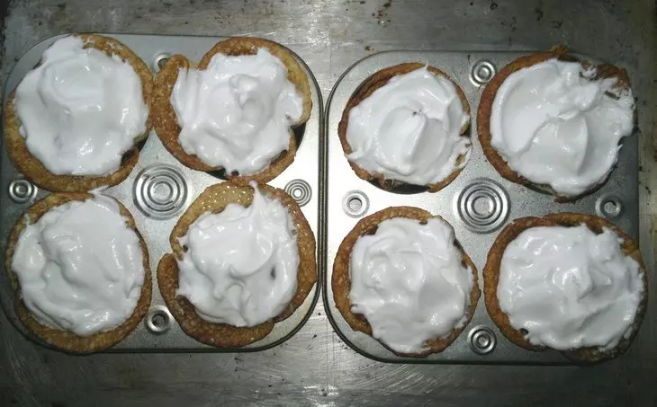 Корзиночки из рисовых блинчиков с творогом и вишней: шаг 9
