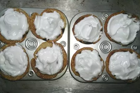 Корзиночки из рисовых блинчиков с творогом и вишней: шаг 9