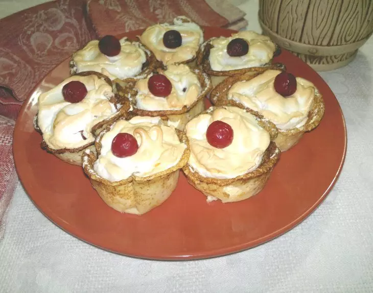 Корзиночки из рисовых блинчиков с творогом и вишней: шаг 11