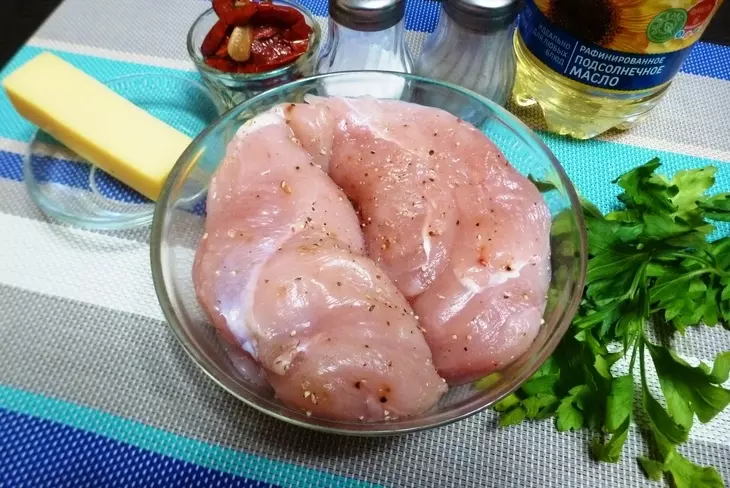 Куриная грудка, фаршированная вялеными томатами и сыром: шаг 1