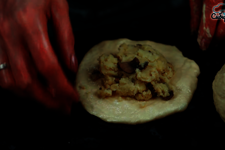 Пирожки с картошкой и грибами из теста на кефире: шаг 6