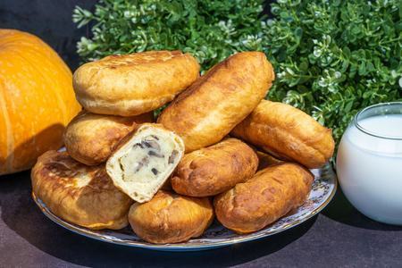 Пирожки с картошкой и грибами из теста на кефире: шаг 9