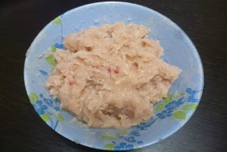 Зразы из индейки с луком и яйцом: шаг 1