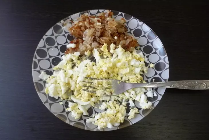 Зразы из индейки с луком и яйцом: шаг 3