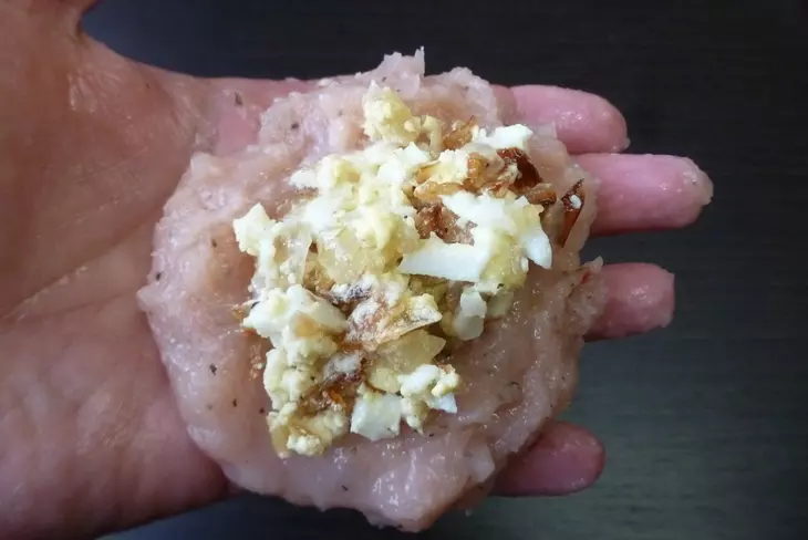 Зразы из индейки с луком и яйцом: шаг 4