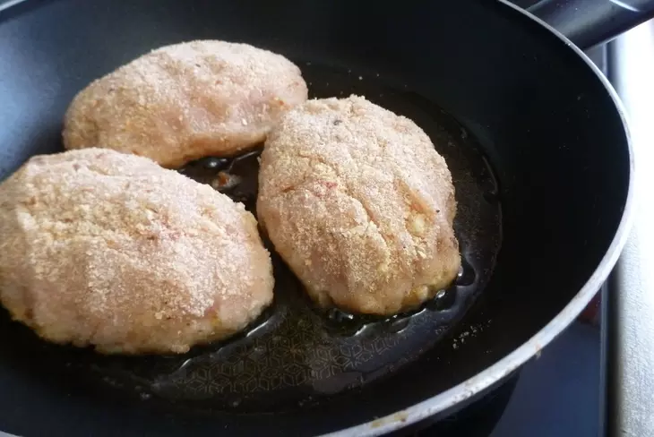 Зразы из индейки с луком и яйцом: шаг 6