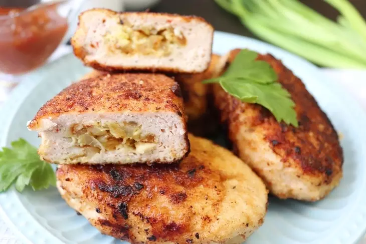 Зразы из индейки с луком и яйцом: шаг 7
