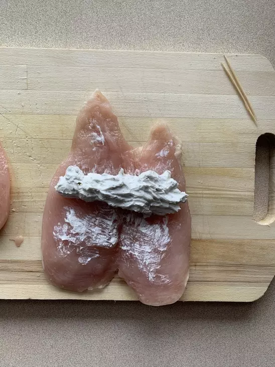 Рулетики из куриного филе с мягким сыром: шаг 5
